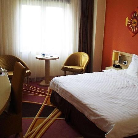 Mari Vila Hotel Bukarest Zimmer foto