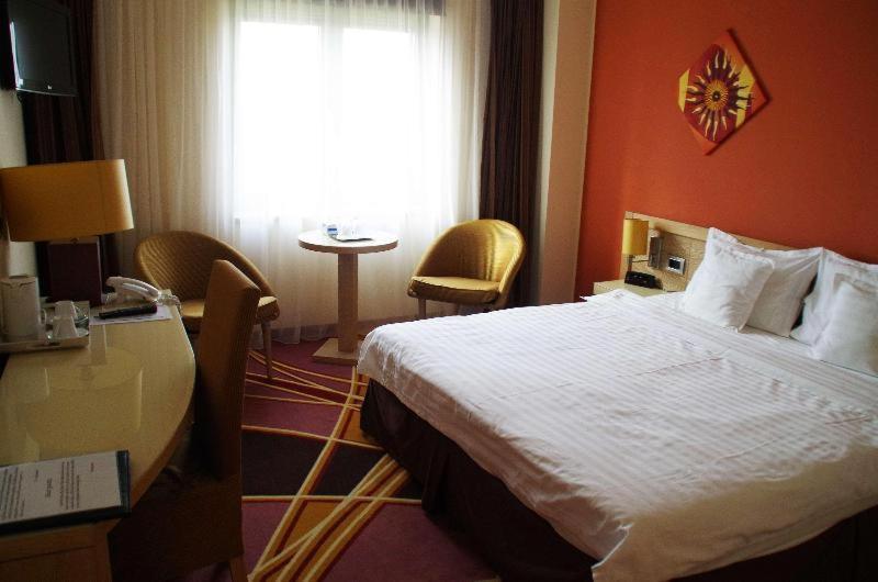 Mari Vila Hotel Bukarest Zimmer foto